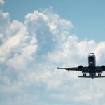 機内で騒いで降ろされた男、議会乱入が発覚して逮捕　米