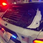 パトカーの警官が群衆に突入、１人負傷　米北西部