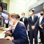 【写真】フッ化水素による洗浄状態を確認している文在寅大統領