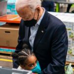 バイデン、ソーシャルディスタンスを無視し女の子を抱きしめる