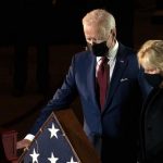 米議会乱入事件で殉職の警官、遺体を議事堂内に正装安置　バイデン氏が対面