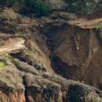 幹線道路が陥没、海に落下　米カリフォルニア州