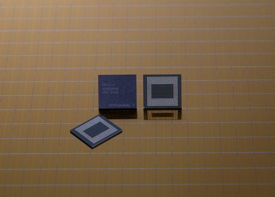 ＳＫハイニックスが業界最大容量の１８ＧＢ　ＬＰＤＤＲ５モバイルＤＲＡＭを量産すると８日、明らかにした。写真はＳＫハイニックスの１８ＧＢ　ＬＰＤＤＲ５モバイルＤＲＡＭ。　［写真＝ＳＫハイニックス］