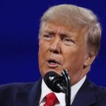 米議事堂襲撃の暴徒は警官と「ハグやキス」、トランプ氏が虚偽の主張