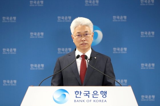 韓国銀行のパク・ヤンス経済統計局長が２７日に韓国銀行で２０２１年１－３月期の実質国内総生産（速報値）の主要特徴を説明している。［写真　韓国銀行］