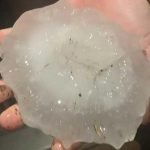 車のガラスがボコボコに、ソフトボール大のひょうで被害続出　米南部