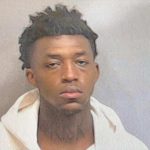 殺人容疑者が空港近くの森に逃走、別の州への引き渡し途中で　米