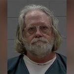 トラック運転手、警官の腕を窓にはさんだまま逃げる　傷害容疑で逮捕　米