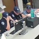 認知症の７３歳女性を乱暴に逮捕、ボディーカメラ映像見て笑う　警官４人休職に　米