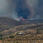 米アリゾナ州の山火事が拡大、近隣の３地区に避難勧告