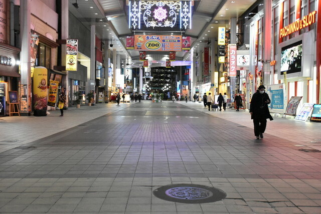 閑散とした繁華街「うんざり」　熊本などで「まん延防止」始まる