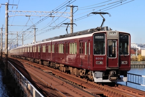 電車ドアを「蹴り続ける乗客」動画拡散　阪急電鉄「警察に相談している」
