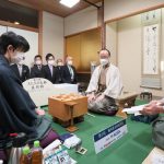 王将戦第3局　終盤は勝敗の読めない熱戦へ　首をひねる深浦九段