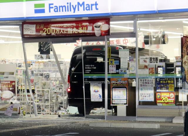 大阪でコンビニに車突っ込む　50代男性運転、客けがなし