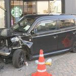スタバに車が突っ込む…窓ガラス等割れるも開店前でケガ人なし 男性運転の乗用車はフロント部分が大破