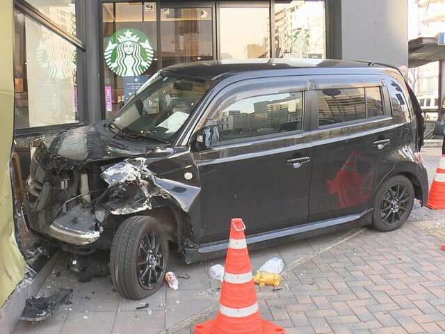 スタバに車が突っ込む…窓ガラス等割れるも開店前でケガ人なし 男性運転の乗用車はフロント部分が大破