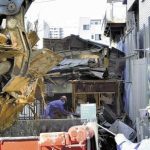 床が抜ける「川の上の民家」撤去開始、県が着手できなかった理由は…国交省「過去にないケース」