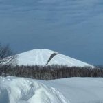 深さ約2メートルの積雪が「パックリ」札幌市モエレ山が当面閉鎖に　割れた光景に驚きの声