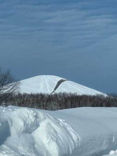 深さ約2メートルの積雪が「パックリ」札幌市モエレ山が当面閉鎖に　割れた光景に驚きの声