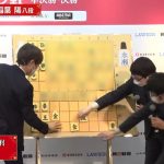 大先輩、僕らがやります！羽生善治九段が大盤解説で駒をてきぱき動かし後輩たちが大慌て「トップ棋士3人でわちゃわちゃ」