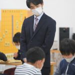わっ、藤井聡太さんが来た！　小学生らの将棋教室にサプライズ登場