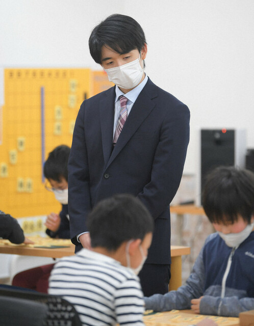 わっ、藤井聡太さんが来た！　小学生らの将棋教室にサプライズ登場