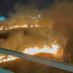 朝から強風注意報…「BBQして火が燃え移った」と通報 河川敷で枯草など燃える 警察が男性らに話聴く