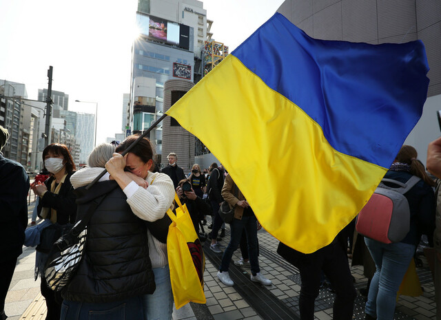 侵攻、引き裂かれる人々　「ロシアの親族、信じてくれない」　在日ウクライナ人ら涙のデモ・東京