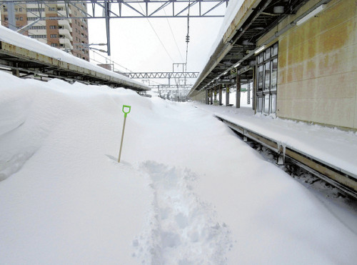 列車がみるみる雪に埋もれ…２度の大規模運休、ＪＲ北海道に重い経営課題