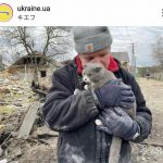 家族を亡くし家も失ったウクライナ男性、がれきの中から愛猫を発見し抱きしめる姿に反響