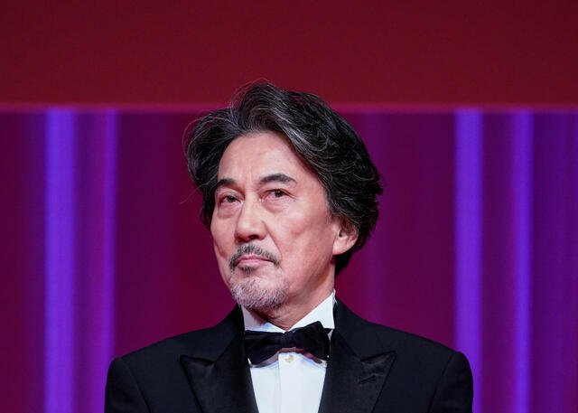 役所広司さんの「ウクライナカラー」に称賛集まる。アカデミー賞、衣装からのメッセージで分かる日米の「違い」