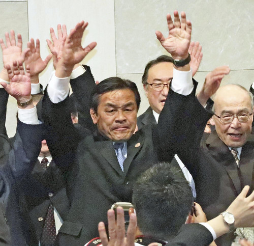 石川知事選、元文科相の馳浩氏が初当選…「保守系三つどもえ」の激戦制す
