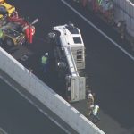 2車線の道路塞ぐ…高速道路で走行中のトラックが普通乗用車に追突され横転 3人搬送 一部区間で通行止めに