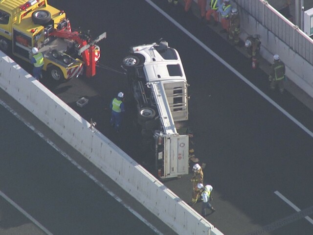 2車線の道路塞ぐ…高速道路で走行中のトラックが普通乗用車に追突され横転 3人搬送 一部区間で通行止めに