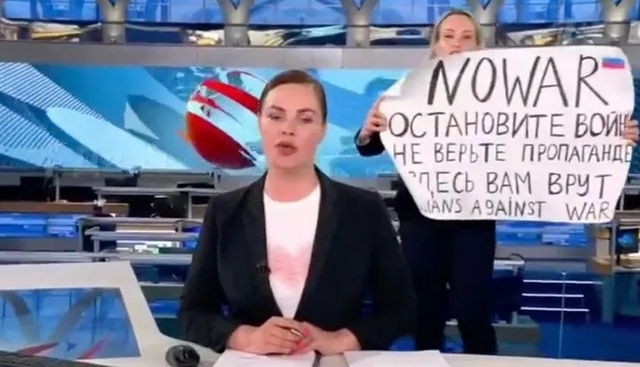 「極めて異例づくし」なロシア国営放送のスタッフ乱入映像。アナウンサー経験者が抱いた“違和感”の正体