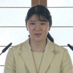 愛子さま初の記者会見 “両陛下のアドバイスを実践”　服装の「らしさ」は袖口に