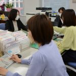 「女性だけ制服」の銀行文化廃止の流れ、それでも残る壁とは