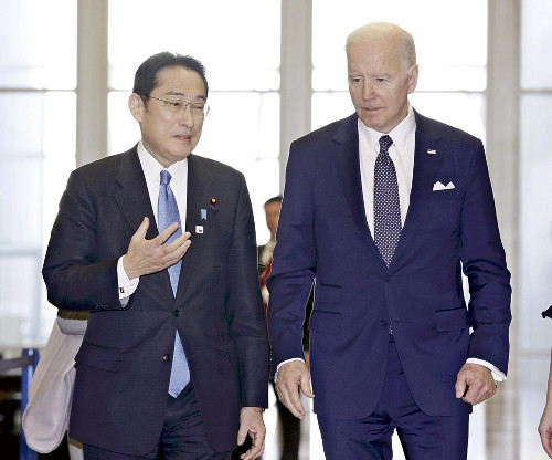 岸田首相とバイデン米大統領、短時間の立ち話…日韓防衛への米の責務伝える