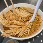 ラーメンに「つまようじ」500本ぶちまけ…“逆ギレ常連客”のあきれた迷惑行為