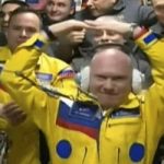 【画像あり】ロシア宇宙飛行士がウクライナ色の宇宙服を着てプトラー卒倒ｗ￼