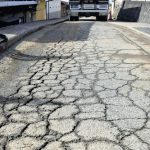 メガソーラー建設地周辺、なぞの亀裂…大型車両の通行が原因か