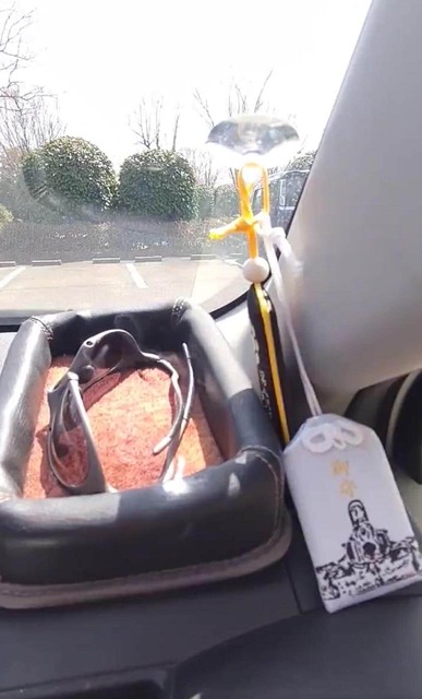 「焦った」フロントガラスの吸盤で白煙が 注意すべき車の「収れん火災」...体験者明かす当時の状況 「焦った」フロントガラスの吸盤で白煙が 注意すべき車の「収れん火災」...体験者明かす当時の状況