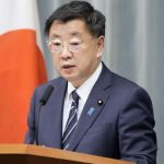 事実関係を確認中、と官房長官　「米兵が記者に銃口」報道