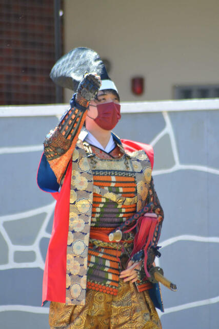 藤井聡太竜王「わが軍が圧倒的に有利でござる」初出演の「人間将棋」武家言葉で爆笑誘う