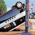 パトカーが縁石に乗り上げ横転、一部が歩道に乗り上げ…「事故原因は調査中」