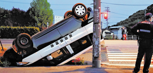 パトカーが縁石に乗り上げ横転、一部が歩道に乗り上げ…「事故原因は調査中」