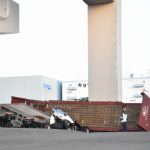 高架道路のトレーラーからコンテナ落下、けが人なし　横浜・鶴見