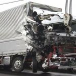 【速報】トラックのフロント部分が大破　現場には正面衝突の衝撃が　2人死傷事故　茨城・つくば市