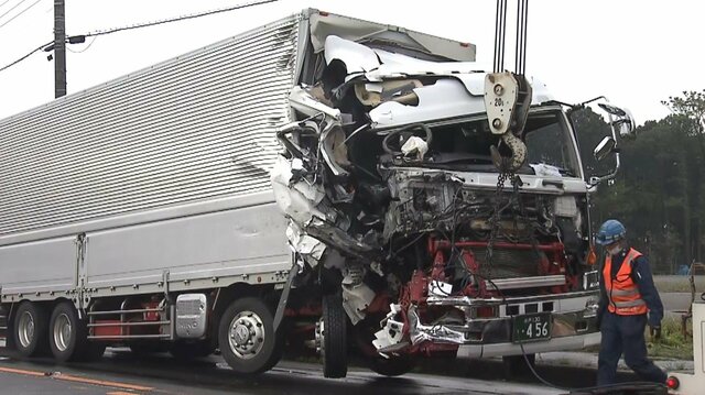 【速報】トラックのフロント部分が大破　現場には正面衝突の衝撃が　2人死傷事故　茨城・つくば市