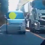あわや大惨事!バイク走行中　目の前に逆走車…遅いトレーラーにイライラか車線変更禁止を無視
